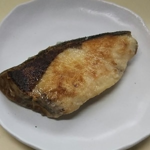 カリッと美味しいブリの塩焼き